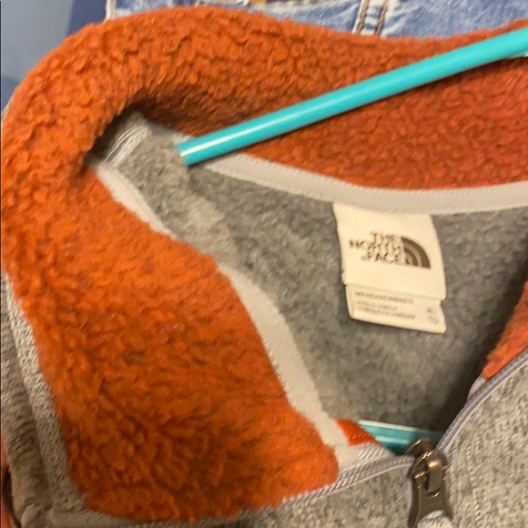 North Face Pull Over - Picture 4 of 4